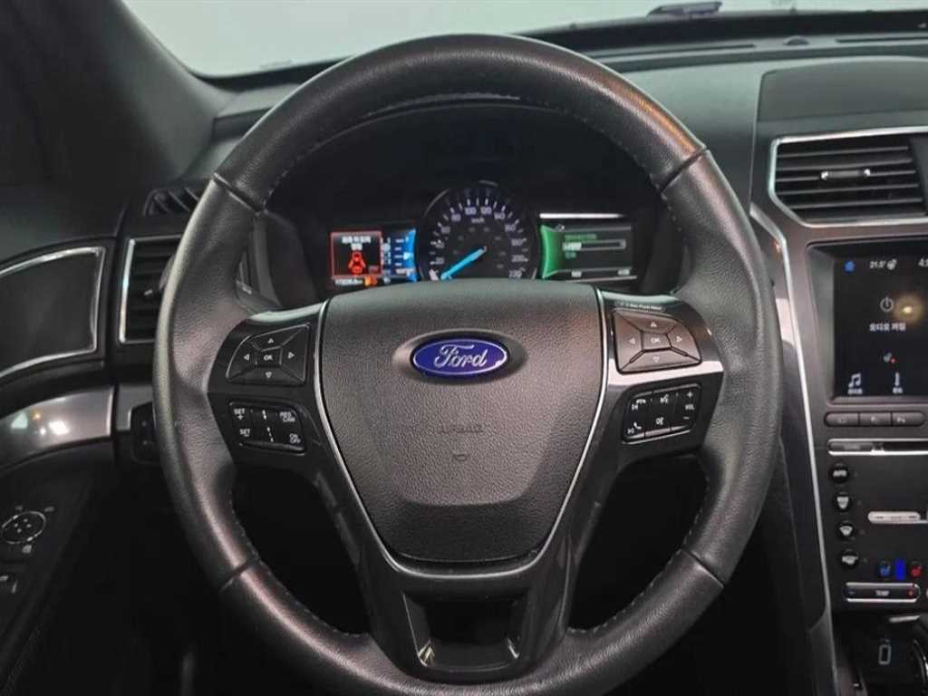 Ford Explorer — photo 15