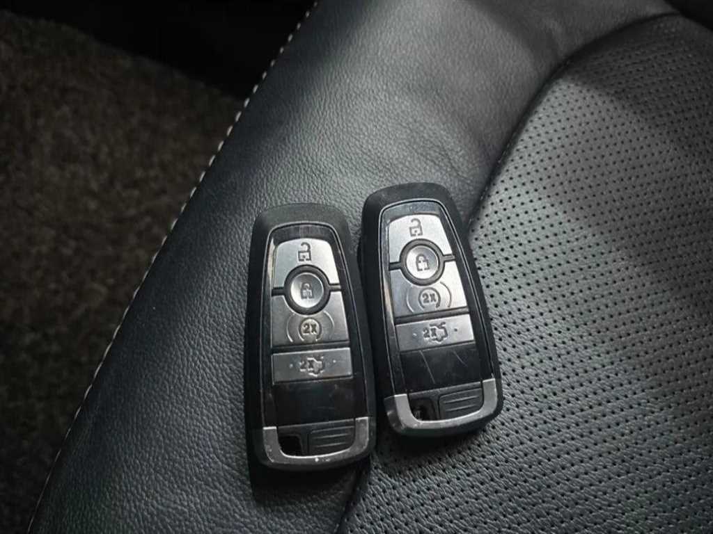 Ford Explorer — photo 17