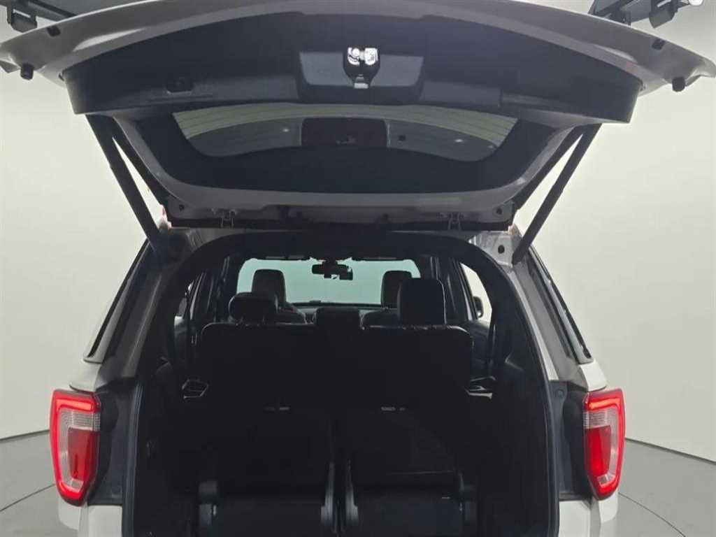Ford Explorer — photo 20