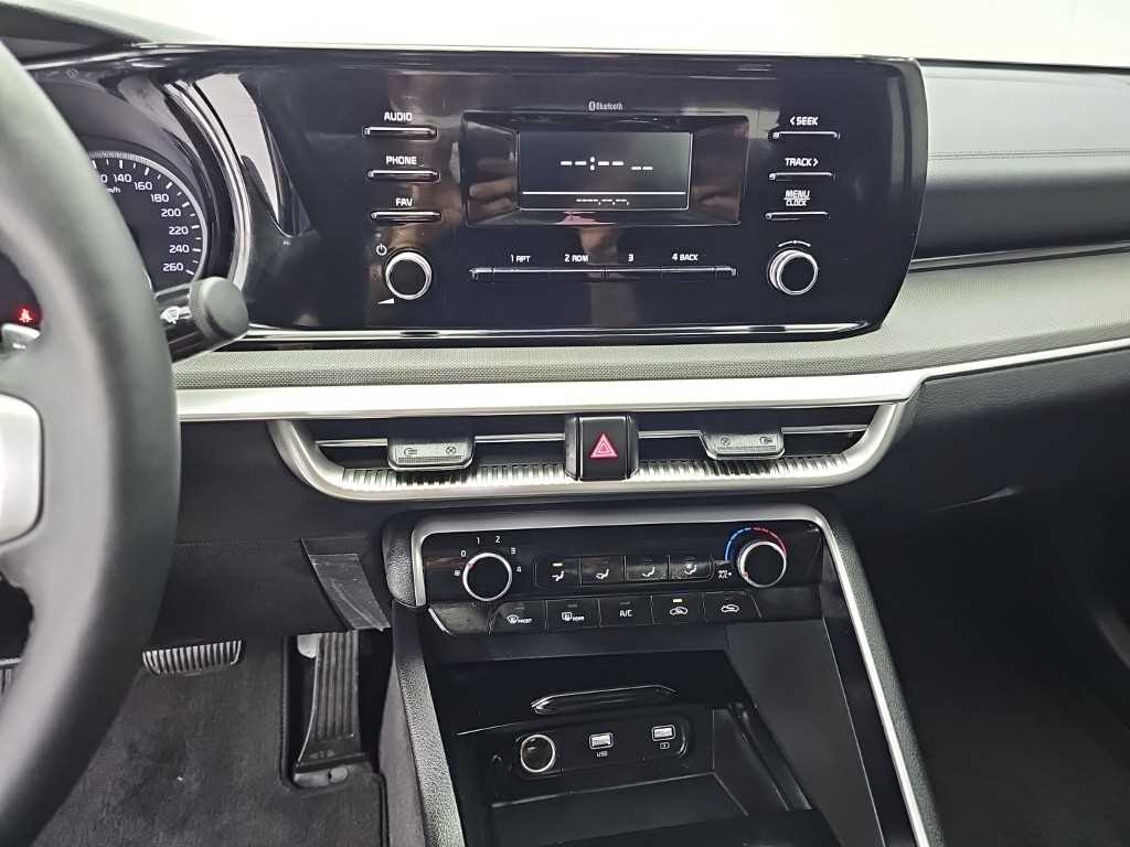 Kia K5 — photo 10