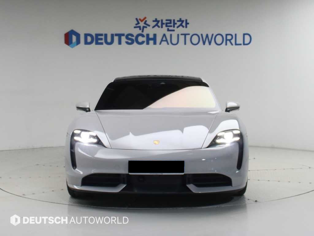 Porsche Taycan — photo 03