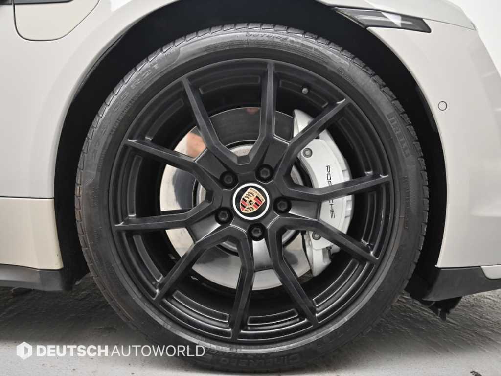 Porsche Taycan — photo 05