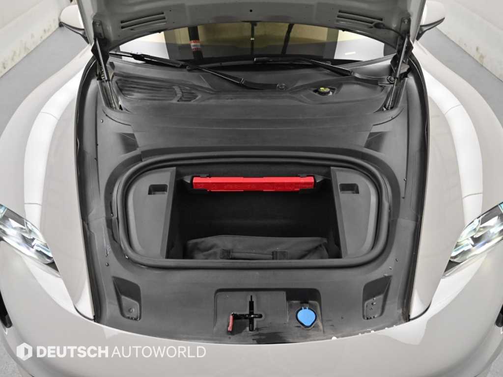 Porsche Taycan — photo 06