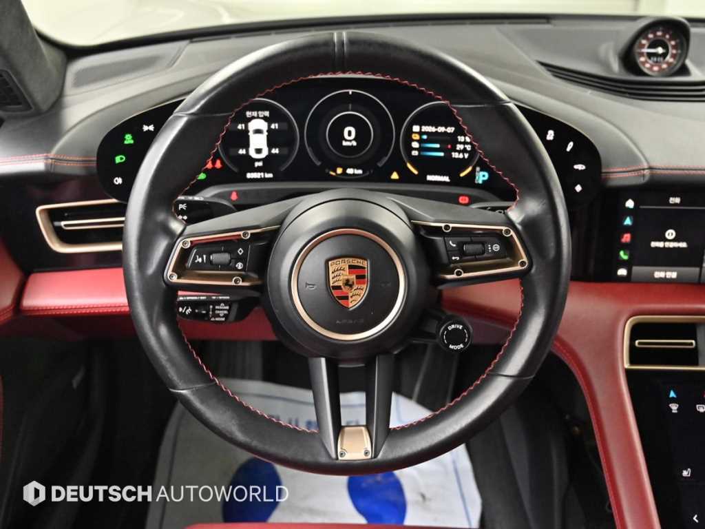 Porsche Taycan — photo 13