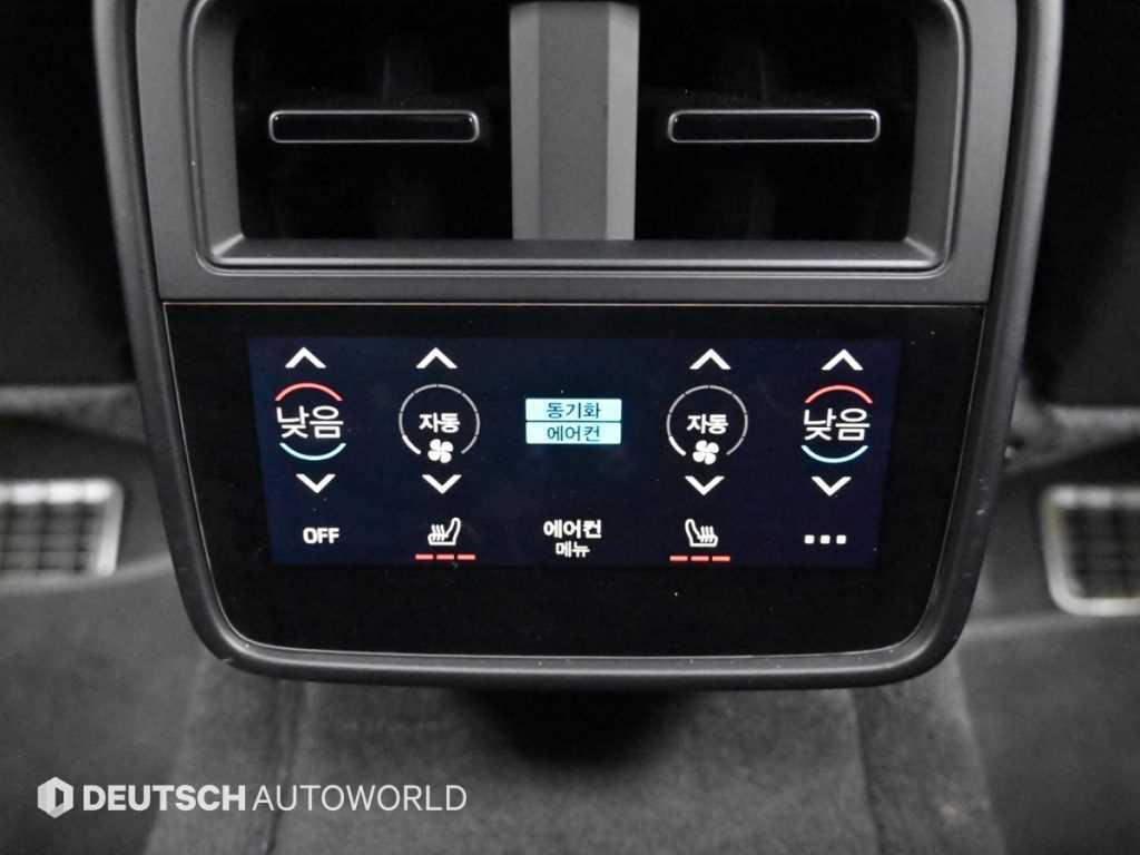 Porsche Taycan — photo 16
