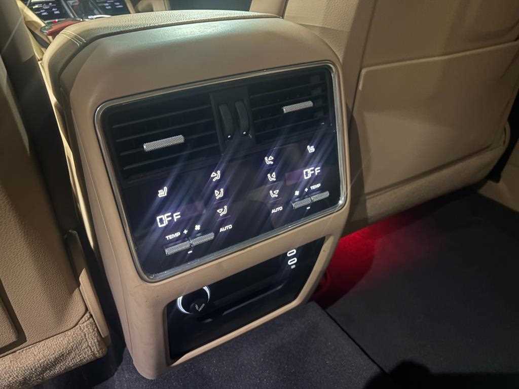 Porsche Cayenne — photo 14