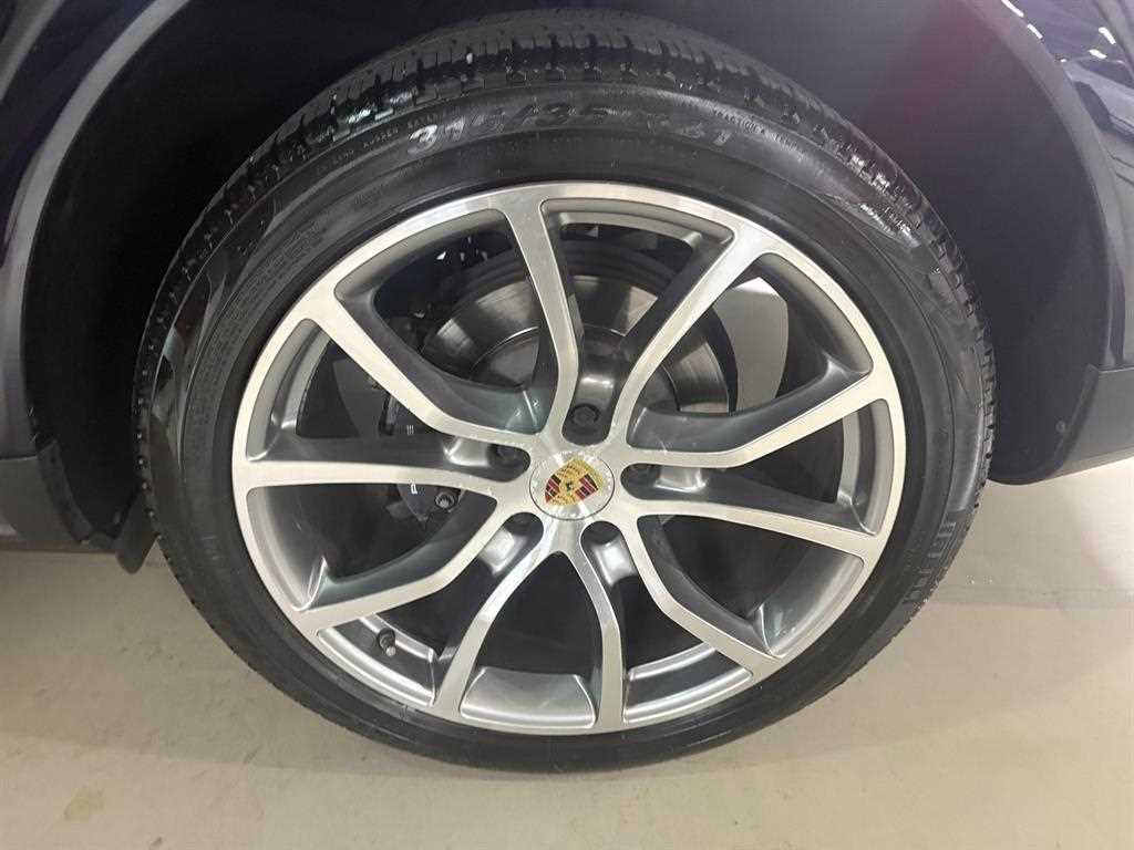 Porsche Cayenne — photo 17