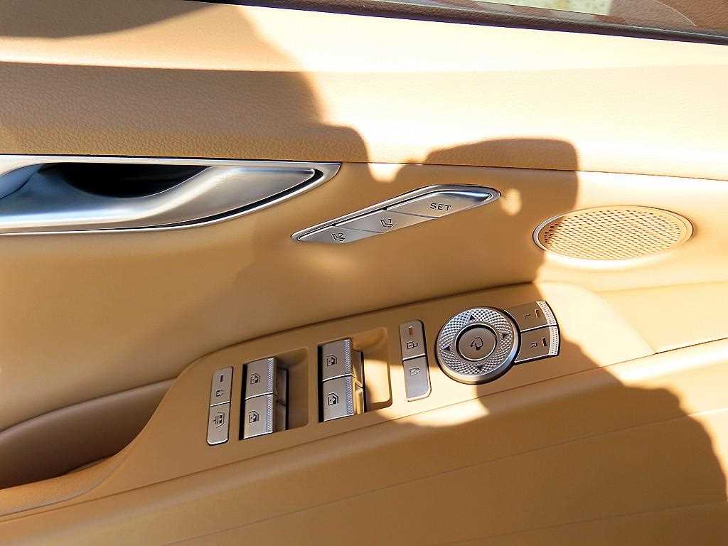 Genesis G80 — photo 12
