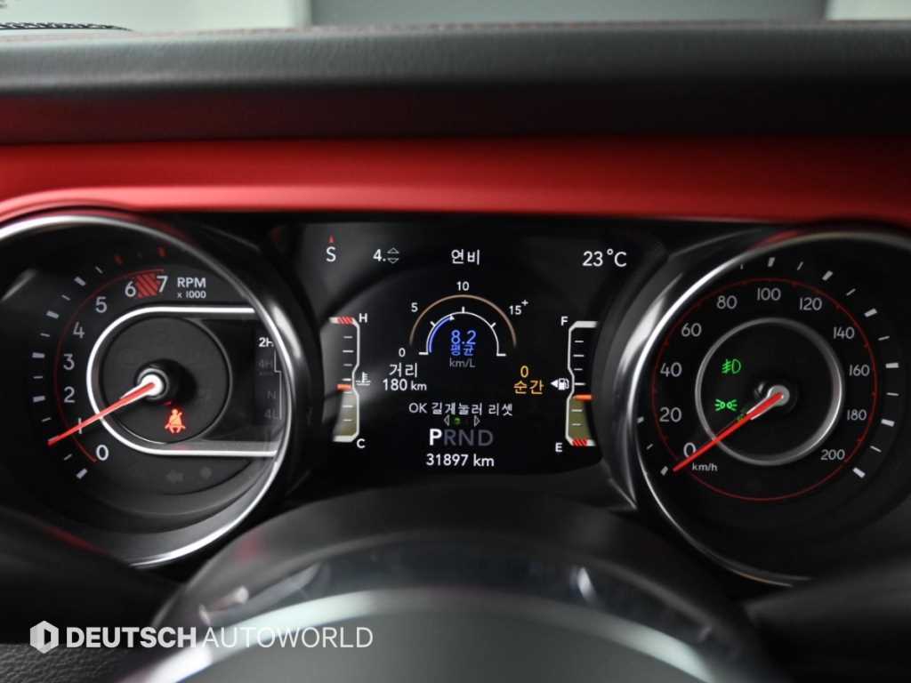 Jeep Wrangler — photo 08
