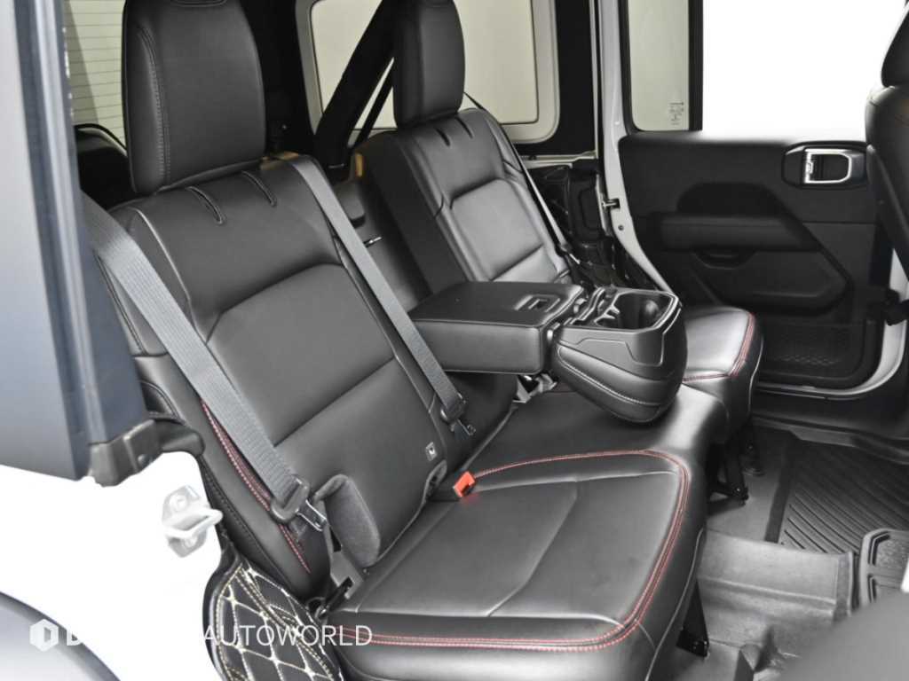 Jeep Wrangler — photo 12