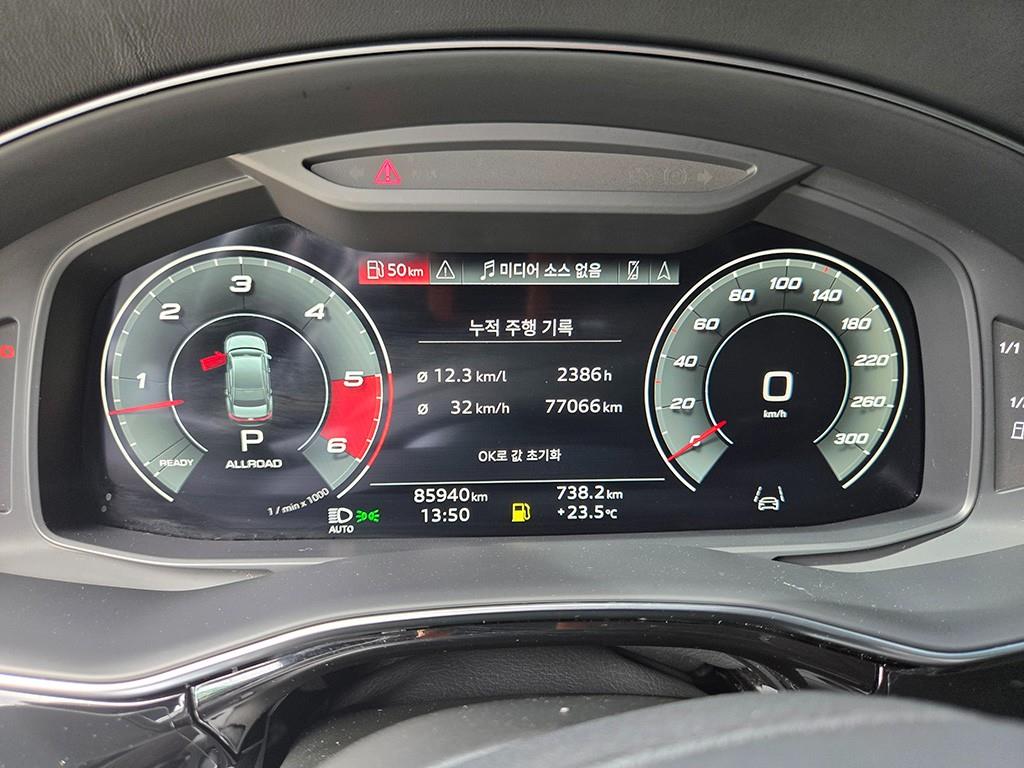 Audi Q8 — photo 09
