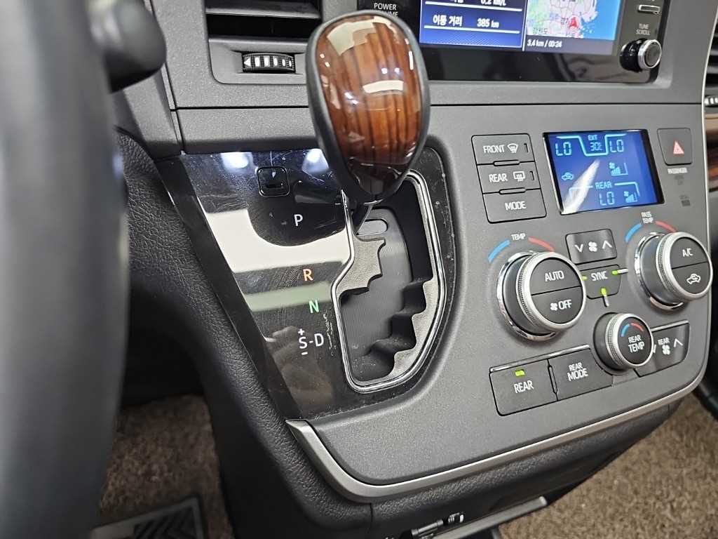 Toyota Sienna — photo 08