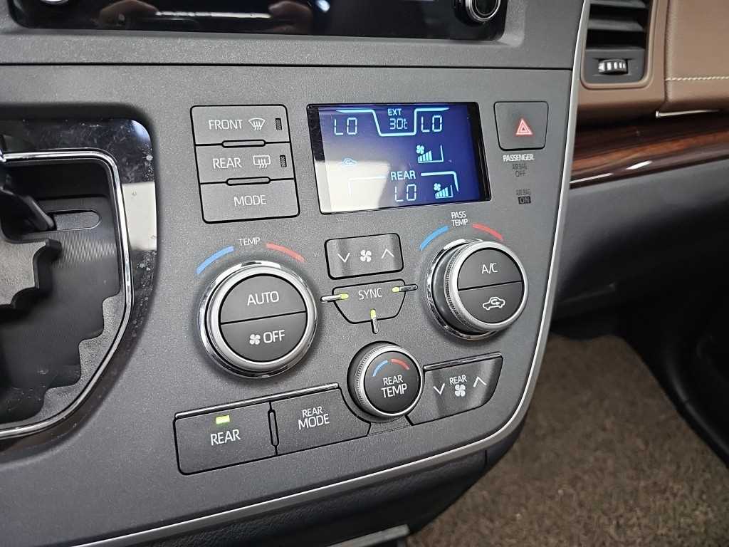 Toyota Sienna — photo 10