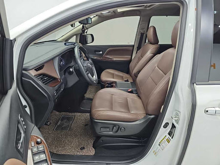 Toyota Sienna — photo 11