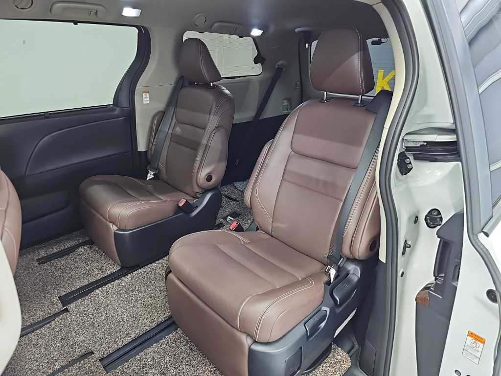 Toyota Sienna — photo 12