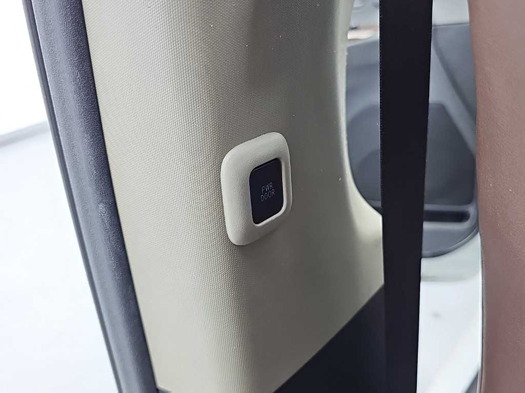Toyota Sienna — photo 13