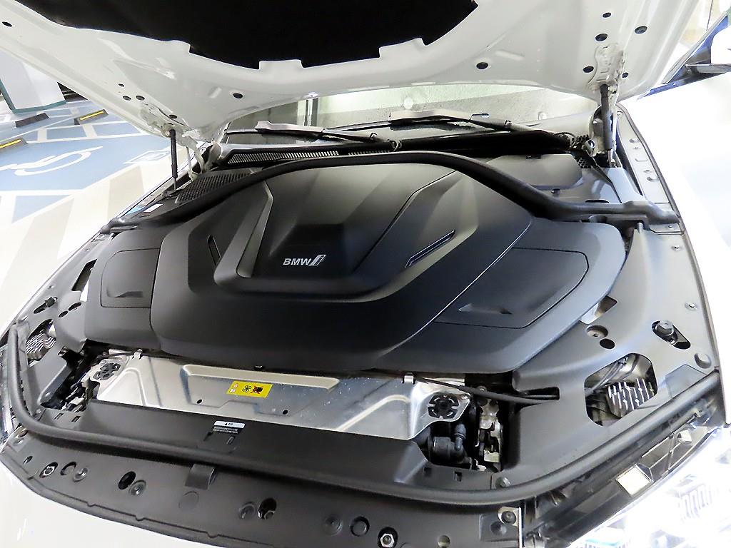 BMW i4 — photo 19