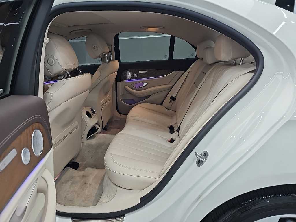Mercedes-Benz E-Class — photo 12