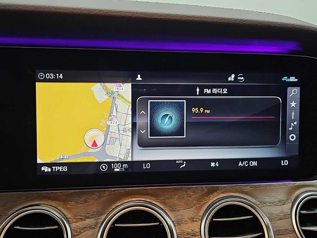 Mercedes-Benz E-Class — photo 15