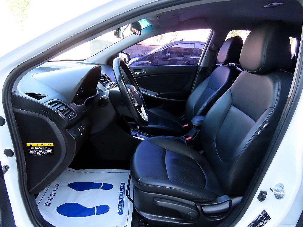 Hyundai Accent — photo 05