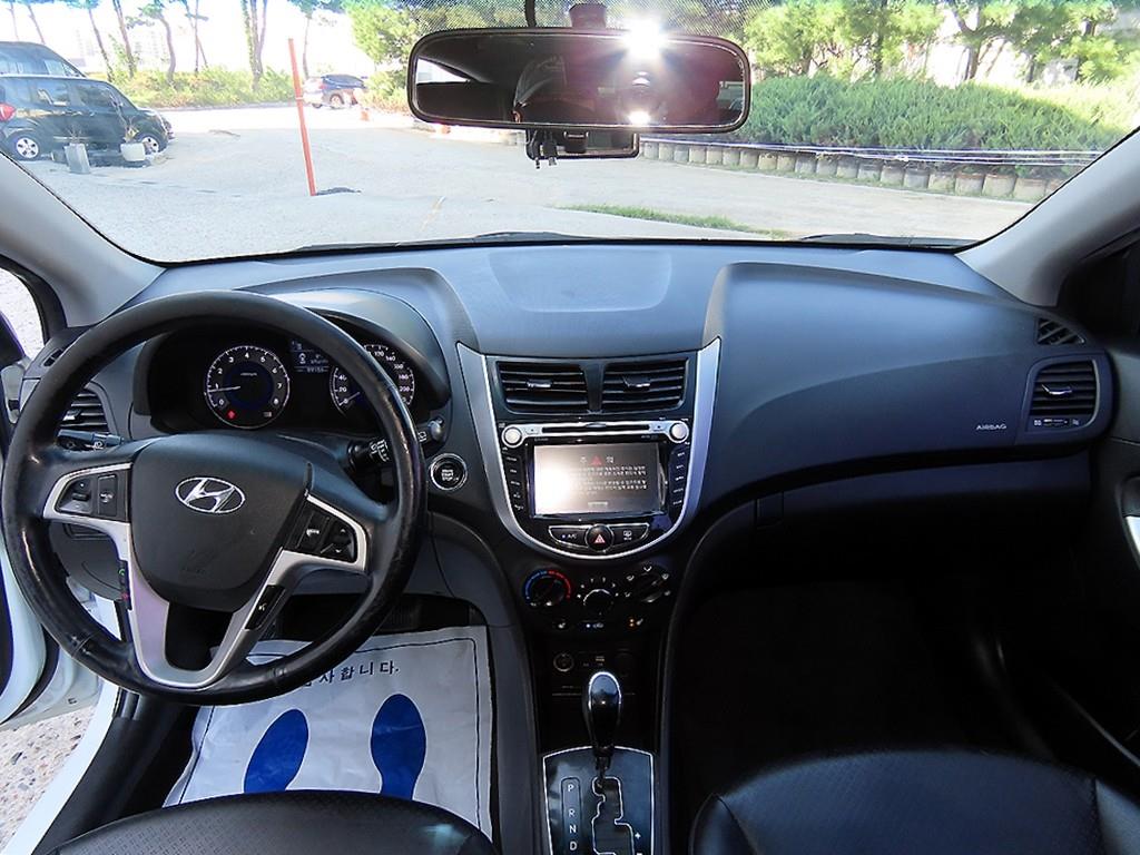 Hyundai Accent — photo 07