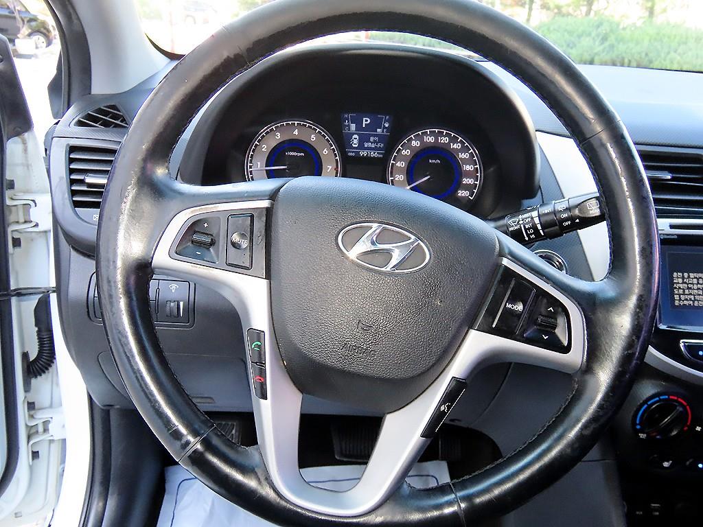 Hyundai Accent — photo 08