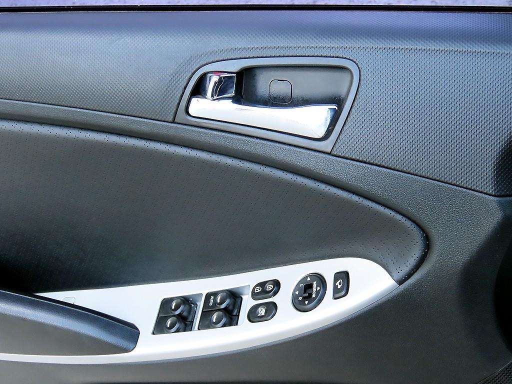 Hyundai Accent — photo 11