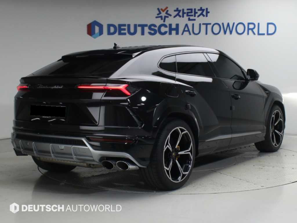 Lamborghini Urus — photo 02