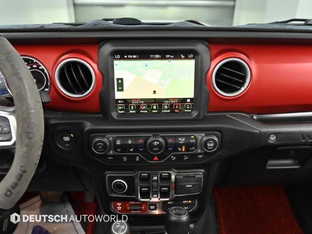 Jeep Wrangler — photo 14