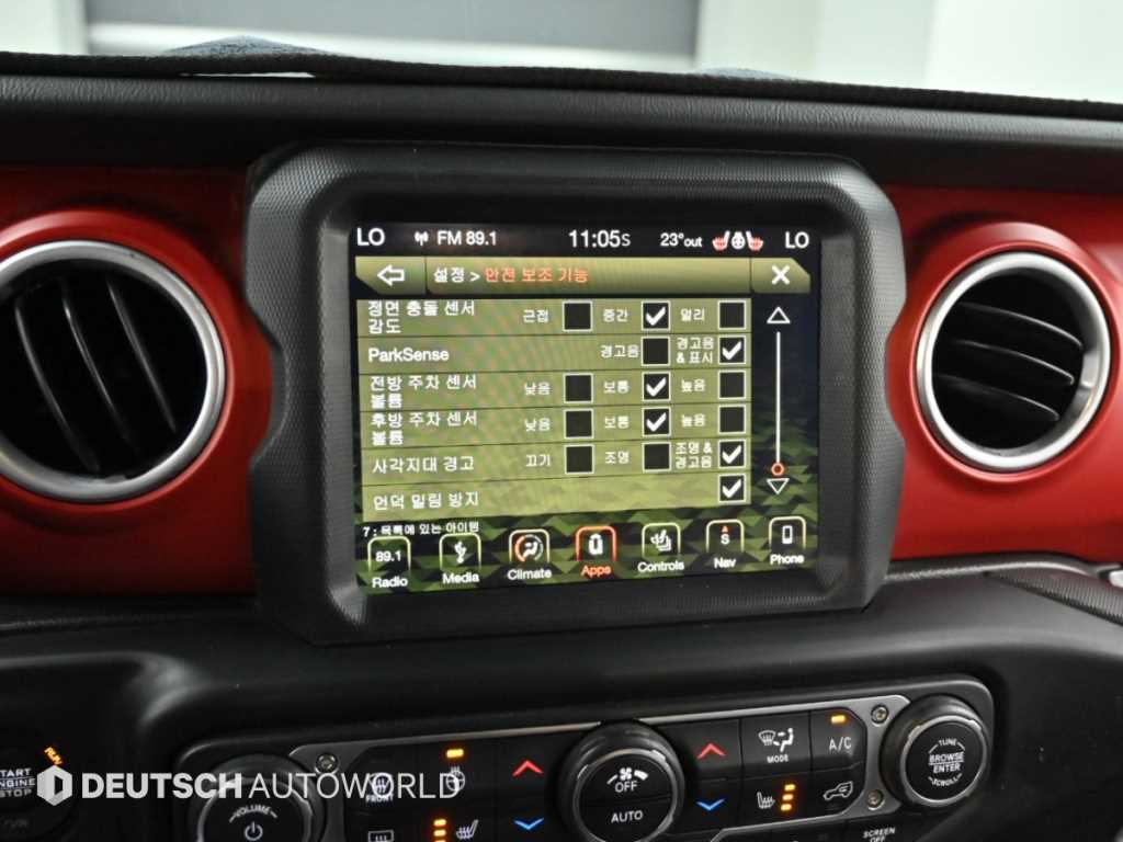 Jeep Wrangler — photo 17