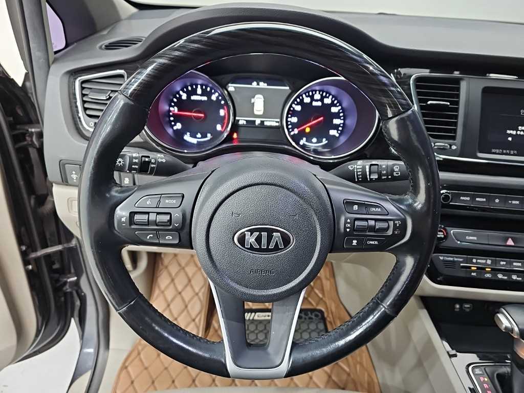 Kia Carnival — photo 09