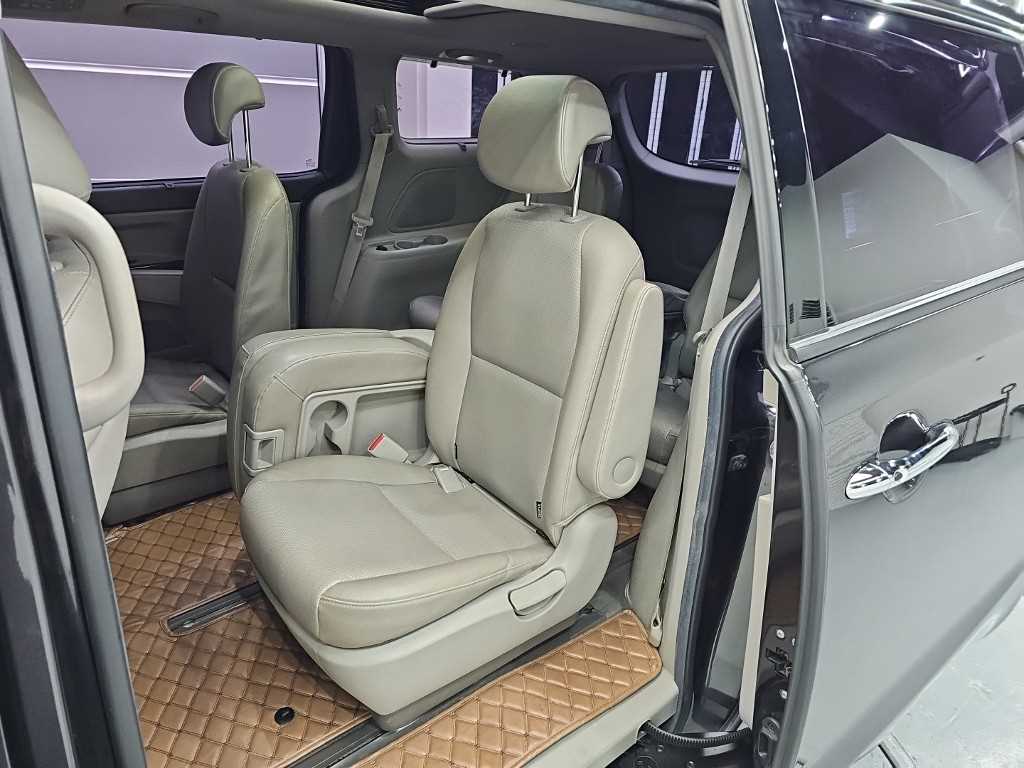 Kia Carnival — photo 12