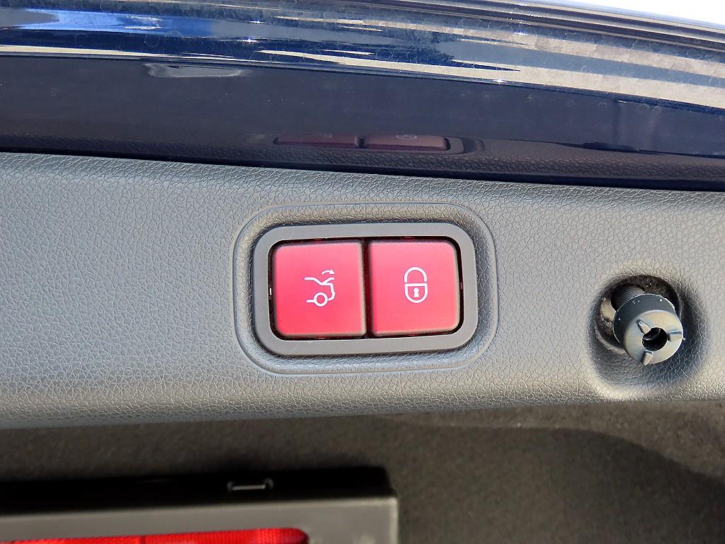 Mercedes-Benz E-Class — photo 16