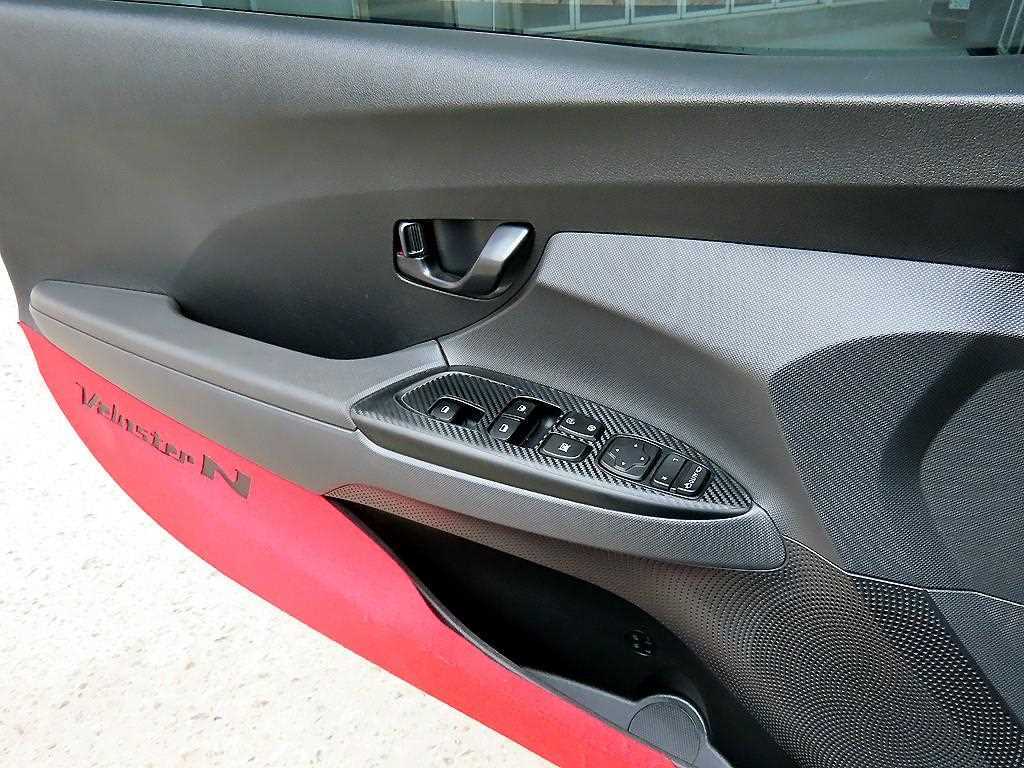 Hyundai Veloster — photo 11