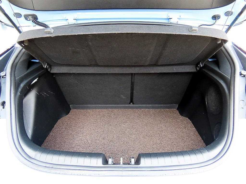 Hyundai Veloster — photo 17