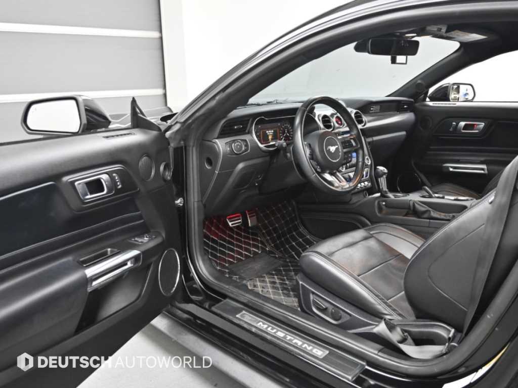 Ford Mustang — photo 11