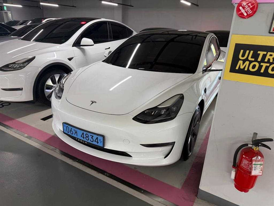Tesla Model 3 — photo 02