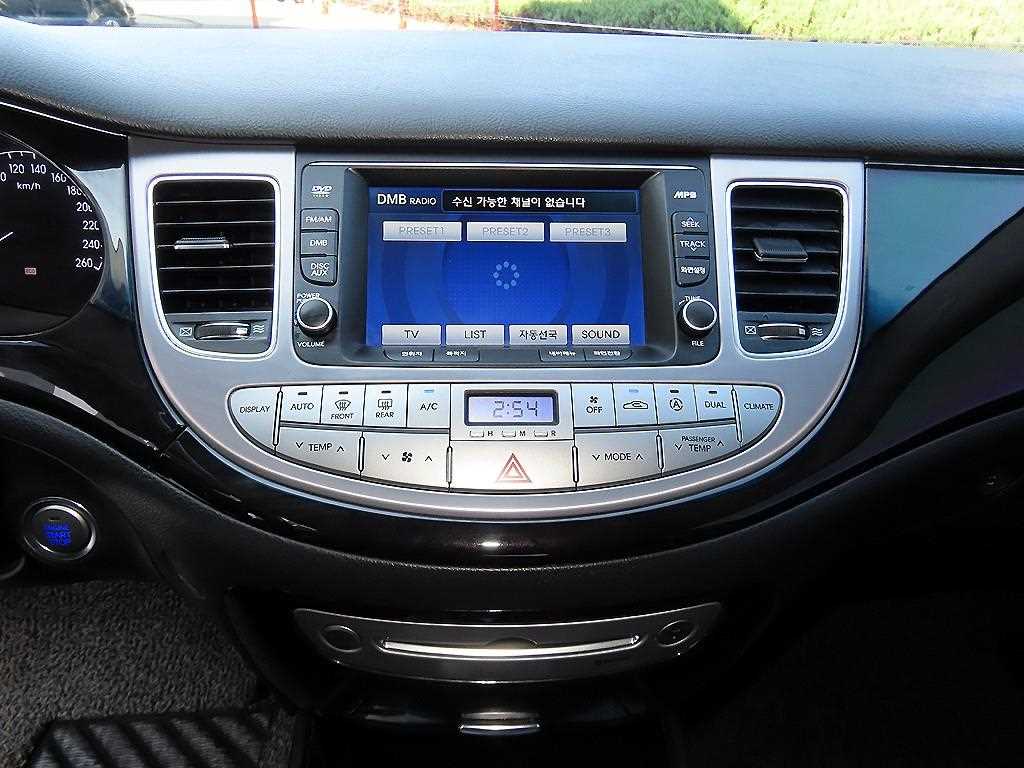 Hyundai Genesis — photo 13