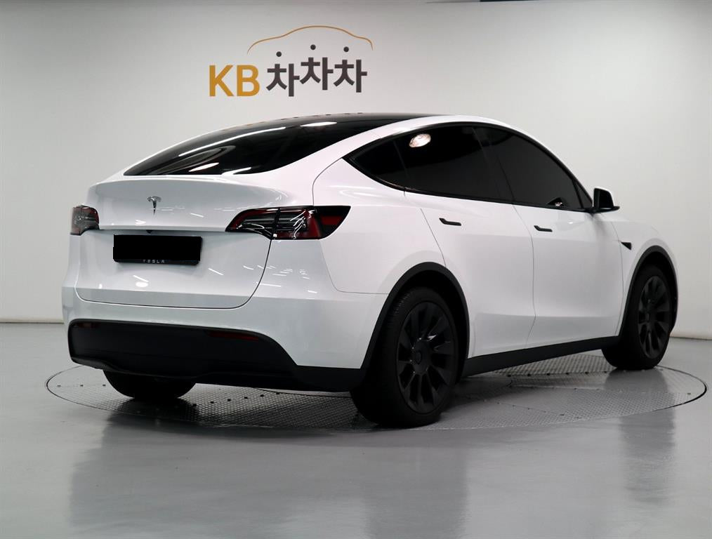 Tesla Model Y — photo 03
