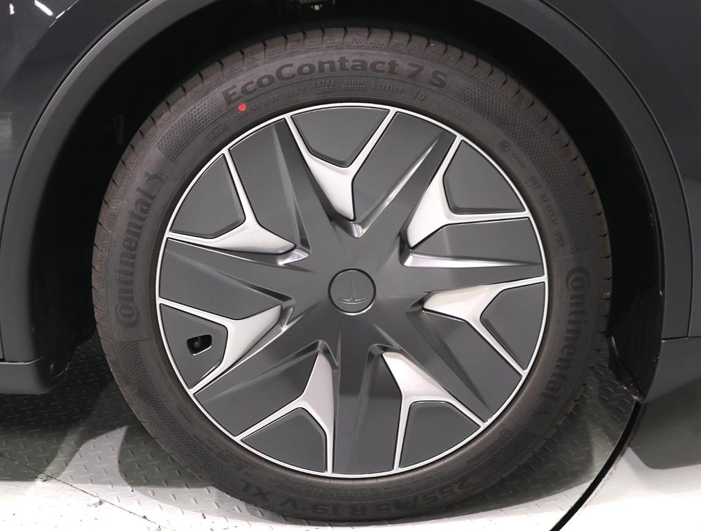 Tesla Model Y — photo 19