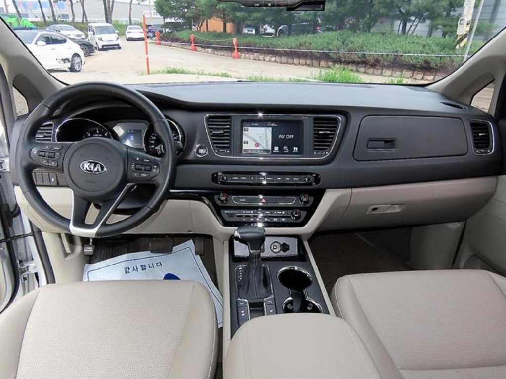 Kia Carnival — photo 08