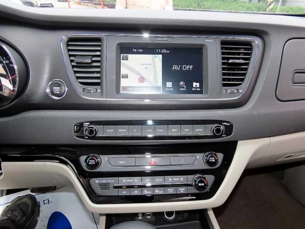 Kia Carnival — photo 14