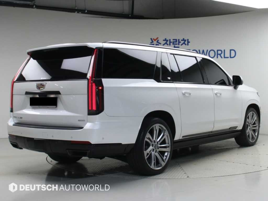 Cadillac Escalade — photo 02