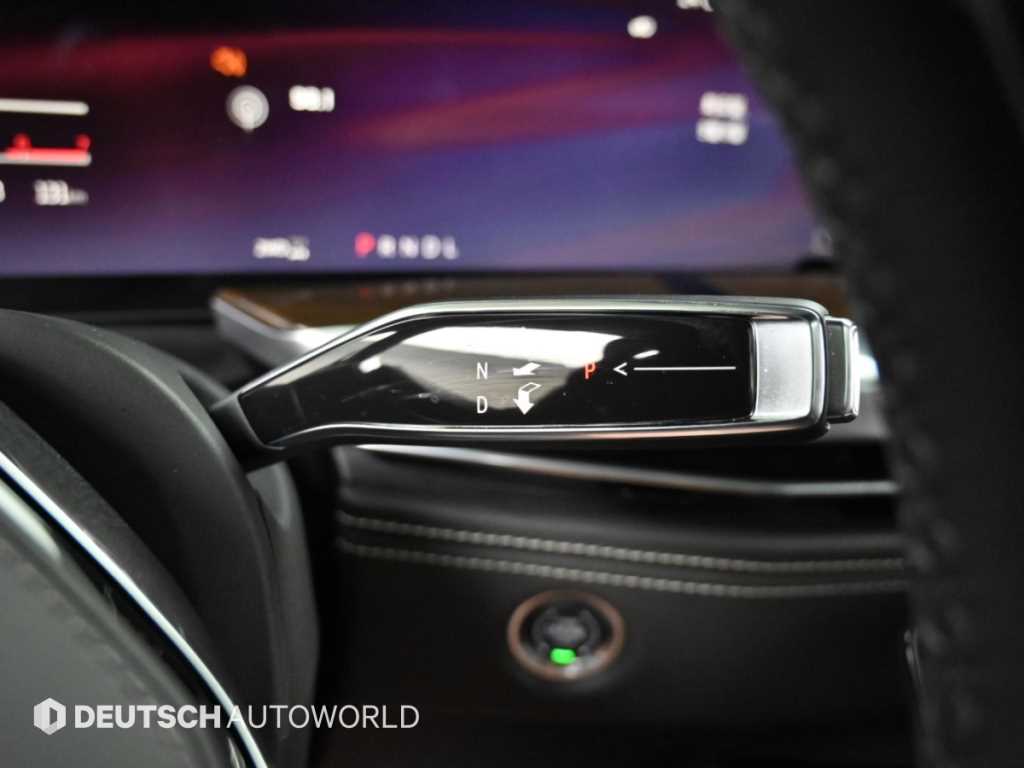 Cadillac Escalade — photo 09