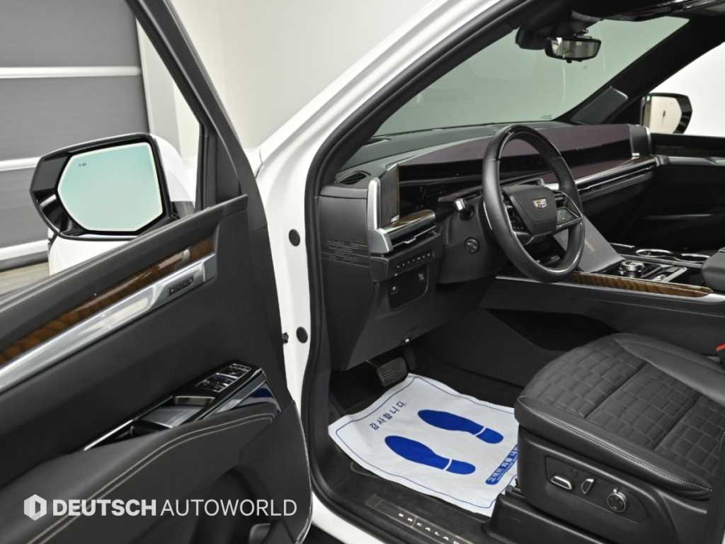 Cadillac Escalade — photo 11