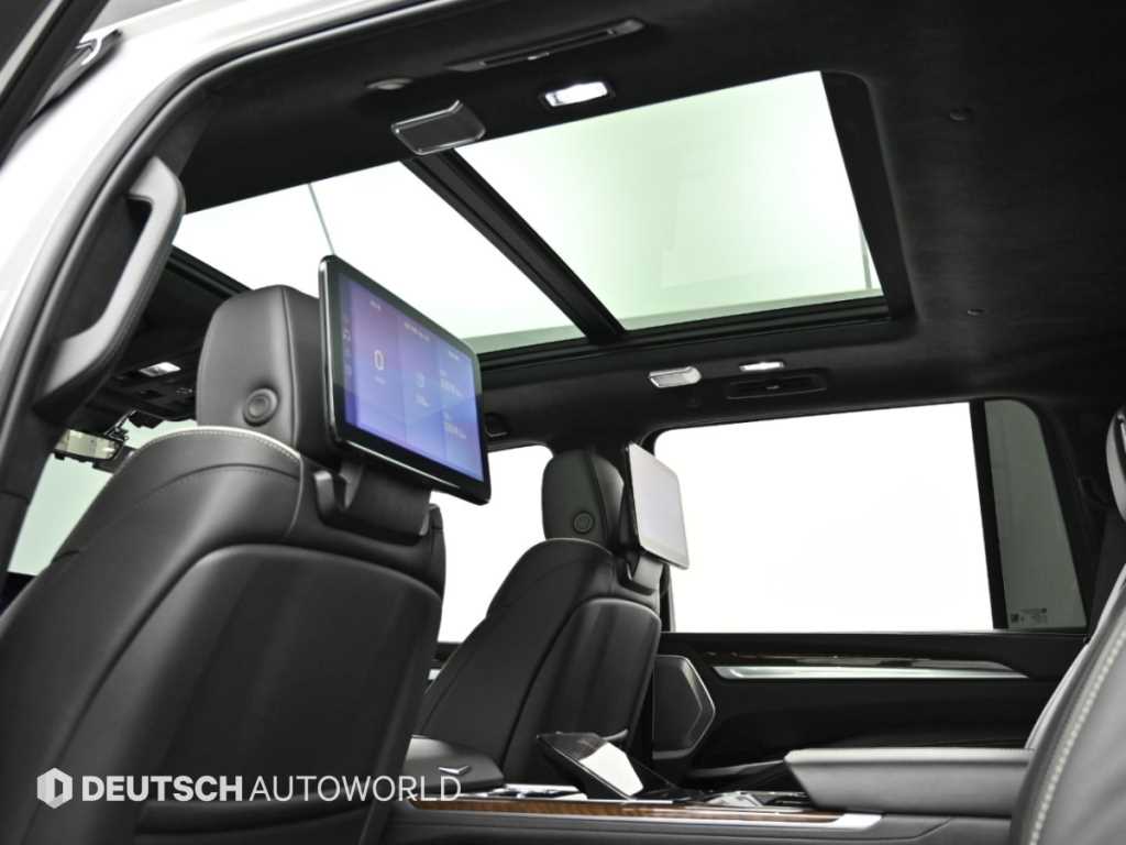 Cadillac Escalade — photo 18