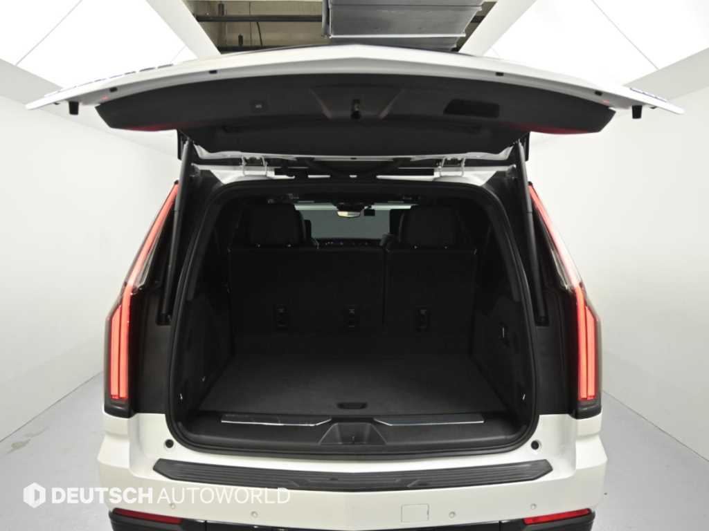 Cadillac Escalade — photo 19