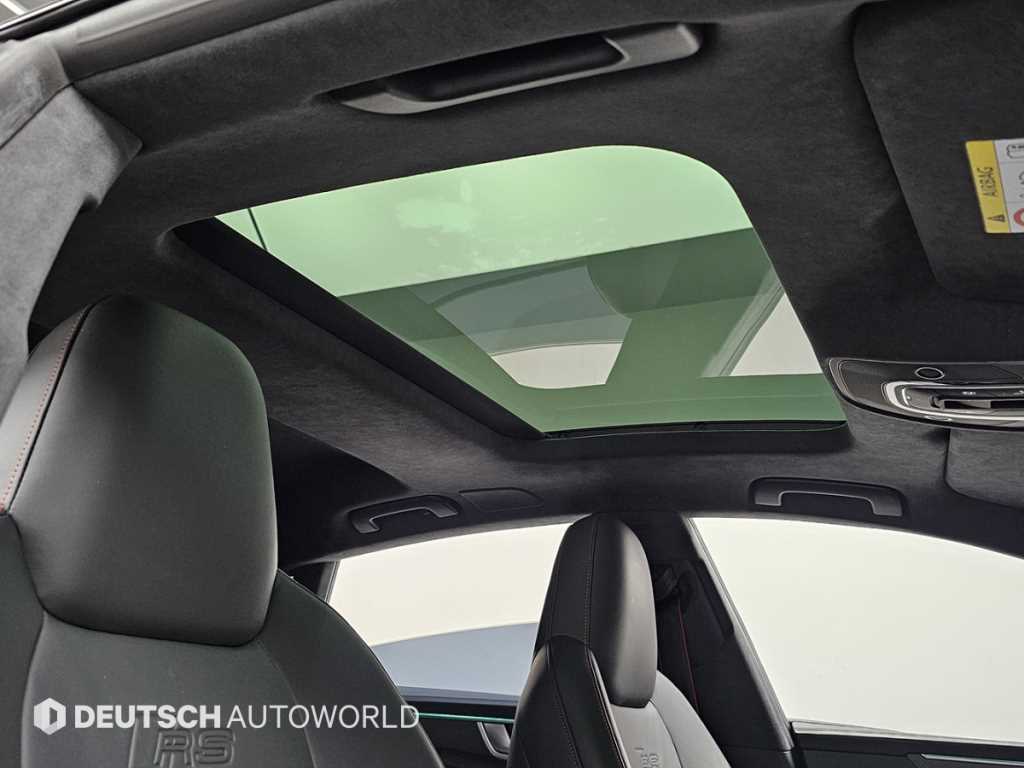 Audi RS7 — photo 18