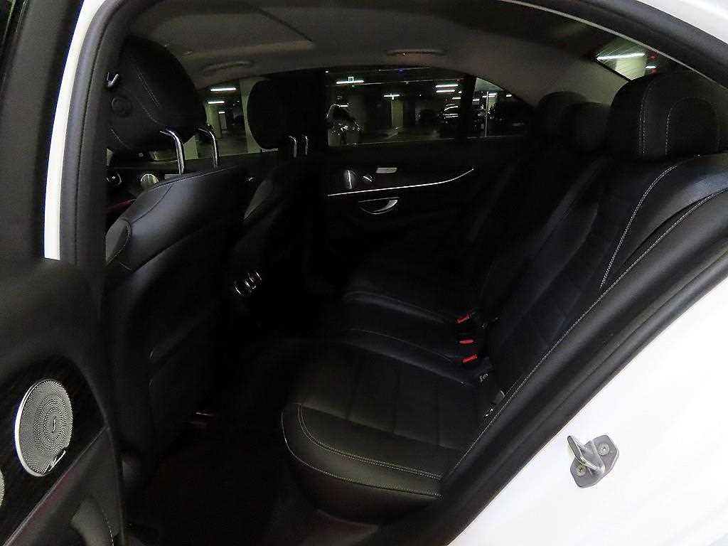 Mercedes-Benz E-Class — photo 07