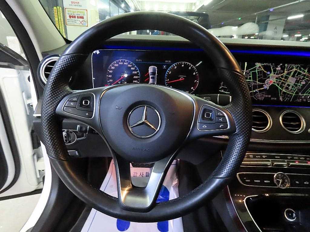 Mercedes-Benz E-Class — photo 08